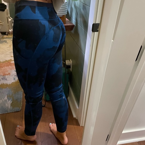 LuluLemon 4 Blue Patterned Leggings, Pockets - Picture 2 of 3